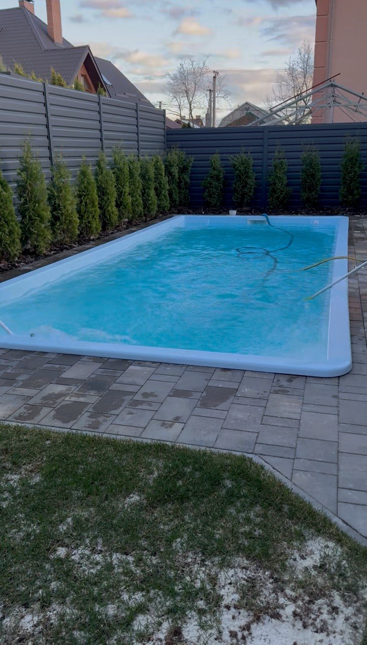 Готовий басейн Aqua Pools у дворі приватного будинку